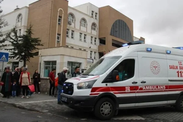 Yangın alarmı izdihama neden oldu: 14 öğrenci yara...