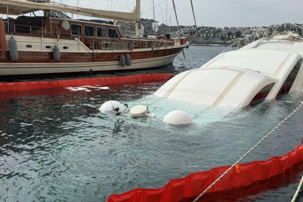 İskeleye demirli lüks yat su alıp battı İskeleye demirli lüks yat su alıp battı