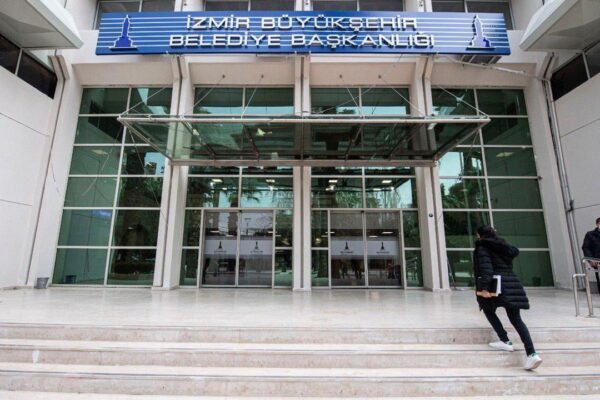Büyükşehir’de çifte borçlanmaya oy birliği