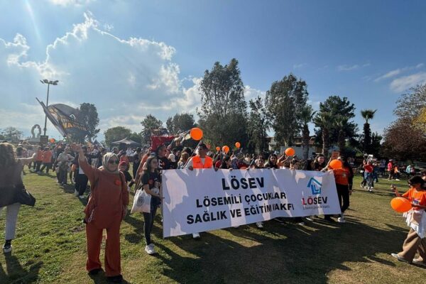 LÖSEV’den İzmir’de farkındalık korteji LÖSEV’den İzmir’de farkındalık korteji