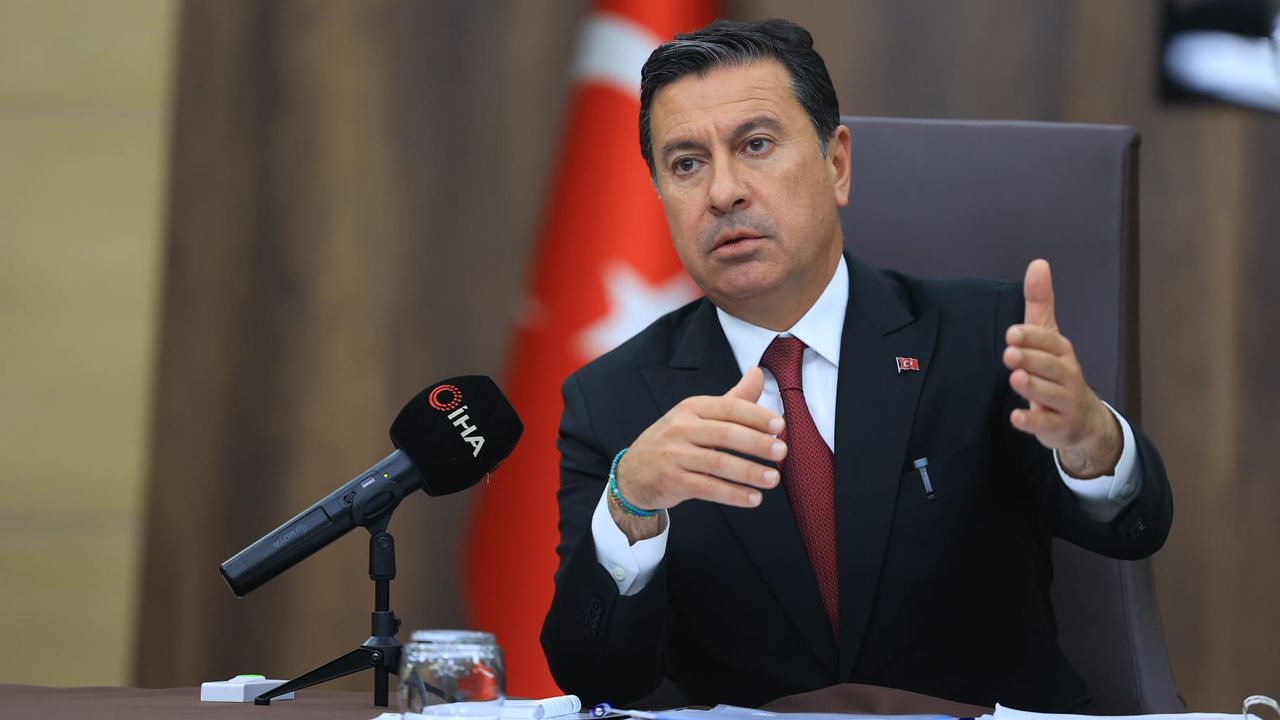 İzmir’deki turizm zirvesinde hedef bakanlık: “Nemalanmayacakları hiçbir şeye okey demiyorlar”