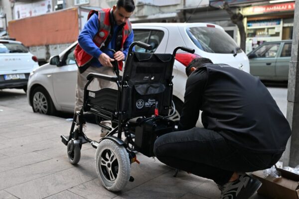 Manisa Büyükşehir’den medikal malzeme desteği