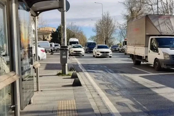 Vicdansızlık örneği: 1 aylık bebeği durağa bıraktı... Vicdansızlık örneği: 1 aylık bebeği durağa bıraktı...