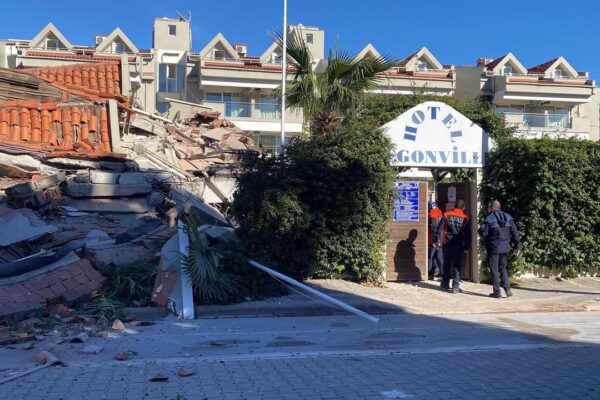 Marmaris’te 5 katlı apart otel çöktü!