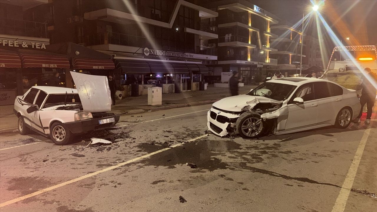 İki otomobil çarpıştı: 3 kişi yaralandı