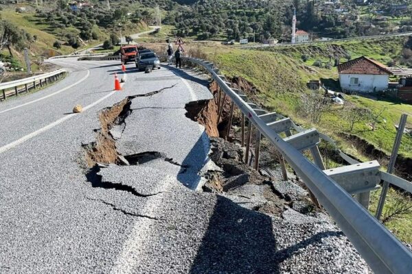 Aydın’da toprak kayması: Kara yolu kısmen çö... Aydın’da toprak kayması: Kara yolu kısmen çö...