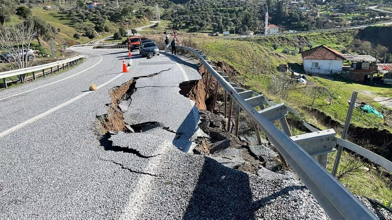Aydın’da toprak kayması: Kara yolu kısmen çöktü