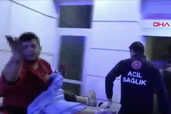 Bıçaklı saldırıya uğradı, sedyeden atlayıp basın m...