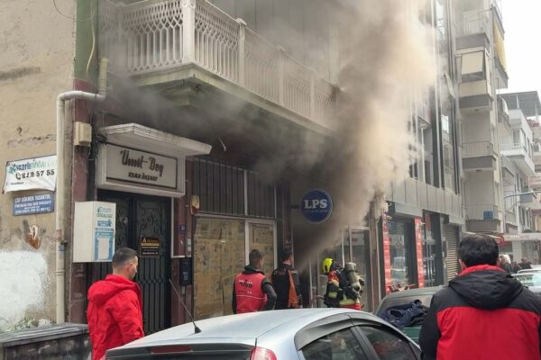 Şarjda patlayan batarya iş yerini yaktı!