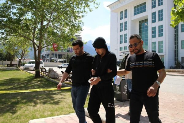 Tartıştığını arkadaşını bıçakla öldürmüştü… ... Tartıştığını arkadaşını bıçakla öldürmüştü… ...