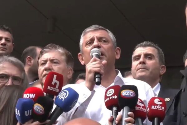 Özgür Özel binadan ayrıldı: TBMM’ye yürüyor