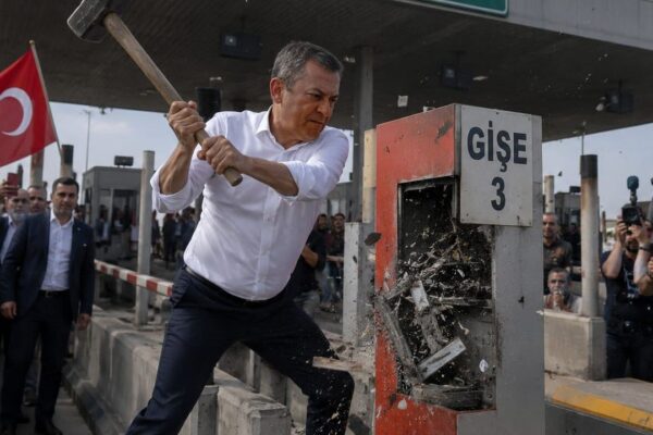 İzmir’deki özelleştirme iddiasına Özel’den çok ser...