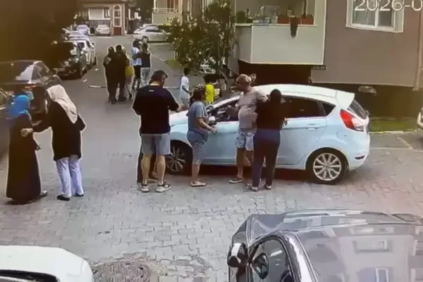 ‘Yavaş git’ kavgası: Aileler de dahil ...
