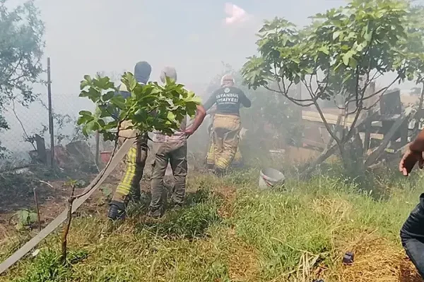 Otlukta çıkan yangın gecekonduya sıçradı