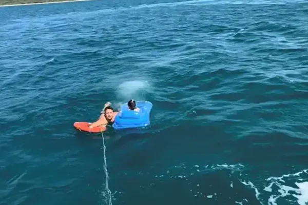 Deniz yatağıyla sürüklenen çocuğu Sahil Güvenlik k...