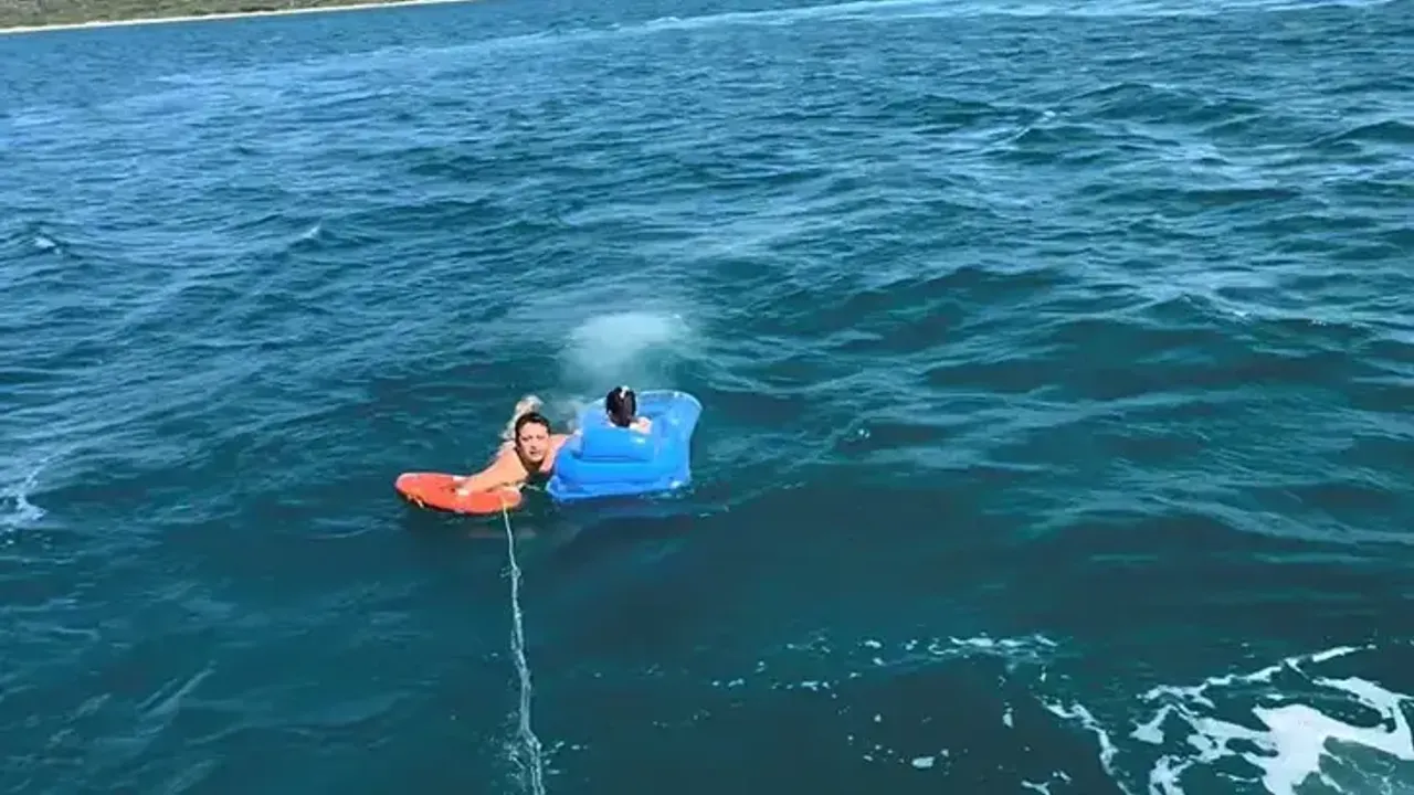 Deniz yatağıyla sürüklenen çocuğu Sahil Güvenlik kurtardı!