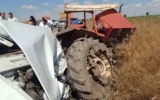 Otomobil park halindeki traktöre çarptı: 3 ölü, 1 ...
