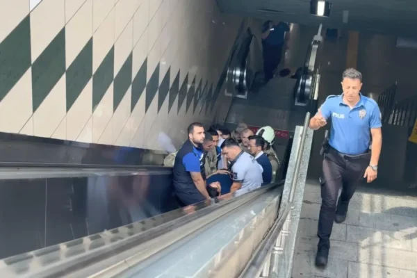 Faciadan dönüldü: Görme engelli kişi metro rayları...