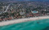 Çeşme’de plajlar doldu: Tatilciler serinliği...