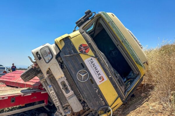 TIR, şarampole devrildi: 1’i ağır 3 yaralı!
