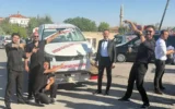 Düğünde arkadaşları, damada hurda otomobil hediye ...