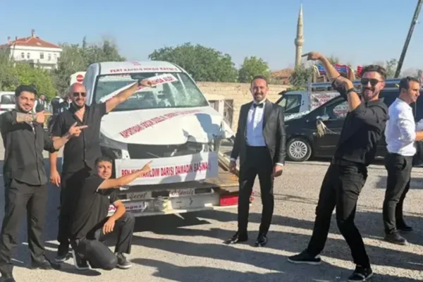 Düğünde arkadaşları, damada hurda otomobil hediye ... Düğünde arkadaşları, damada hurda otomobil hediye ...