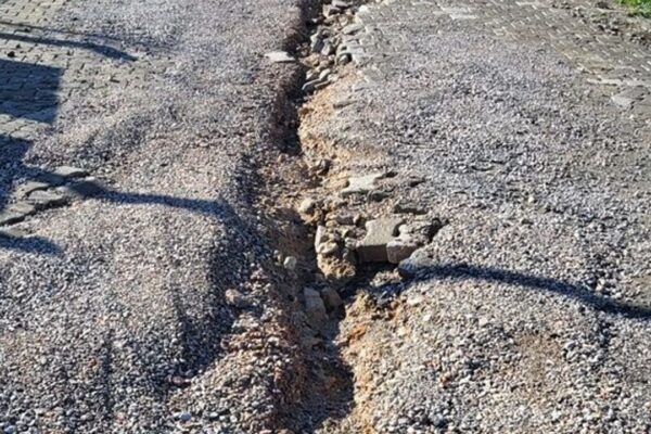 Karaburun’da site sakinlerinden bozuk yol te...