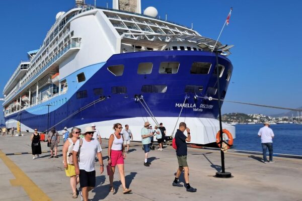 Bodrum’a kruvaziyerle turist akını