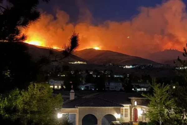Nevada’da orman yangını: 90 bin kişi için tahliye ...