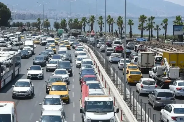 İzmir’de her 2 kişiye 1 araç!